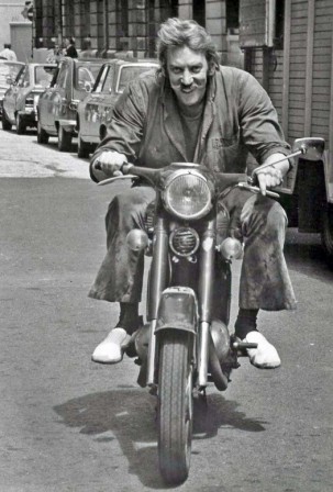 Donald Sutherland London 1974 moto portez un casque