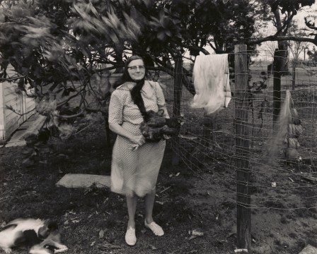 Douglas Baz Woman Holding Chicken near Breasy Bridge, Louisiana, 1974 poulet entre tes mains