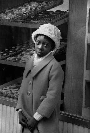 Easter, Girl in front of Bakery, Harlem, New York, Photo by Steve Schapiro, 1970 Pâques la pâtisserie