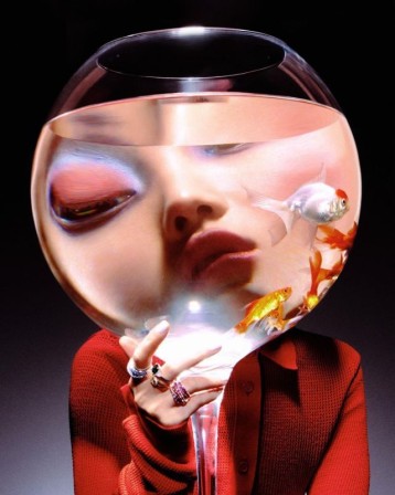Elegant Encounters Vogue Italia’s January 2021 Animal Issue through the lens of Carlijn Jacobs verre de poisson la femme dans le bocal derniers poissons d'avril