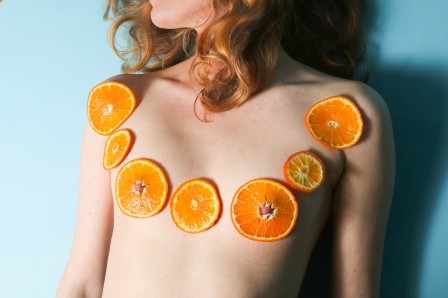 une femme nue portant un collier de tranches d'orange