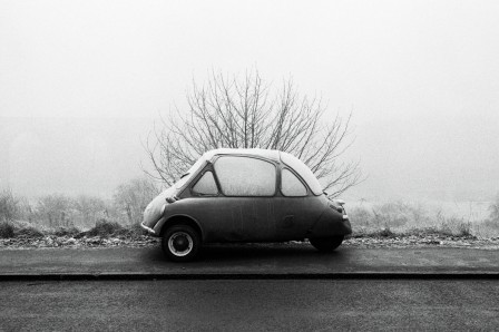 Elland, West Yorkshire, England, Photo by Martin Parr, 1978 voiture la bulle personnelle la cellule automobile