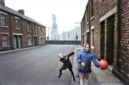 dans une rue, une fille tient un ballon rouge, une autre fait le geste de l'archer qu'Usain Bolt veut déposer en tant que marque avec le logo Lightning Bolt