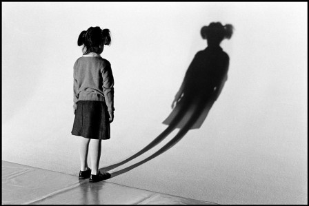 Elliott Erwitt Milan, 2002 miroir déformant l'ombre molle la mollesse des filles rester souple