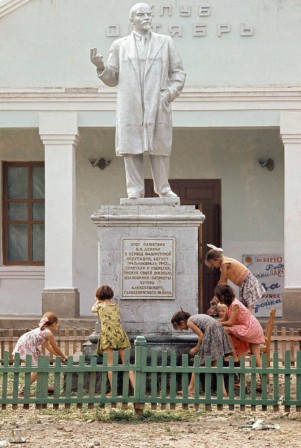 Eve Arnold Cleaning up Lenin's statue for the fiftieth anniversary of the Revolution, in a village in the Kuban. Russia. 1966 communisme les filles de Lénine fête des pères