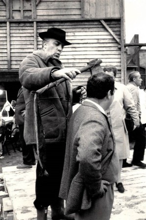 Federico Fellini on the set of Toby Dammit photo by Tazio Secchiatoli hache dans la tête François Hollande je suis partagé