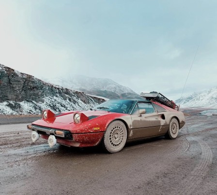Ferrari 308 GTS voiture vacances à la montagne ski on dirait qu'ça t'gène pas de rouler dans la boue