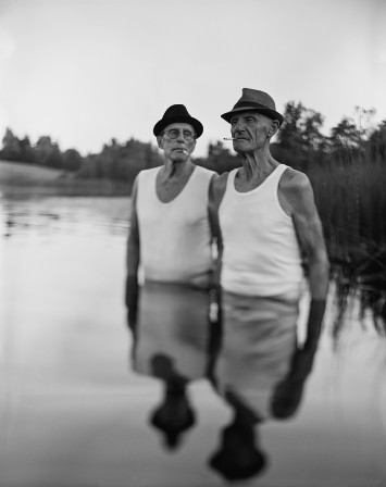 deux hommes dignes, debout avec de l'eau jusqu'à la taille