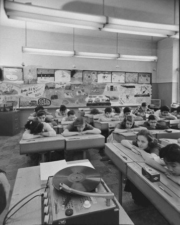Francis Miller Listening to music in art class 1957 en classe nous découvrions la grande musique