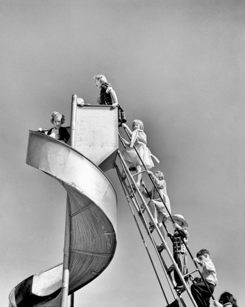Fred Lyon toboggan apprendre à évacuer un avion dès le plus jeune âge