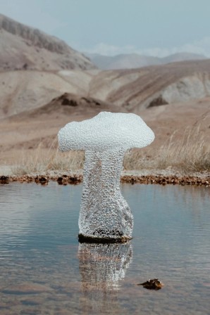 GVariations sculpture d'eau et de bulle en forme de champignon, capturée par le photographe norvégien Oystein Sture Aspelund dans les montagnes du Pamir au Tadjikistan les crachats de la terre