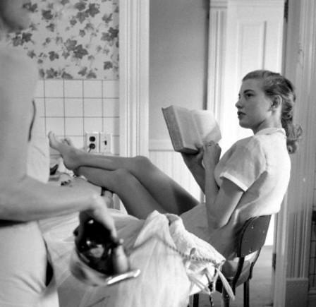 Genevieve Naylor Girls ironing and reading 1958 colocs celle qui repassait et celle qui lisait