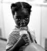 jeune fille noire mangeant une glace