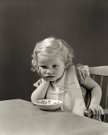 H. Armstrong Roberts. Little Girl with a Plate, circa 1930 petite fille pensive perplexe