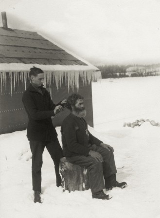 Haircut in snow, 1917 - by Reuben R. Sallows (1855 - 1937), Canadian cheveux les coupes d'hiver quand homme blanc se faire couper les cheveux