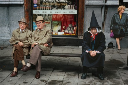 Harry Gruyaert Liège, Belgium. 1991 deux hommes et une sorcière sur un banc public