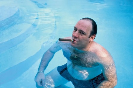 Tony Soprano fumant le cigare dans sa piscine