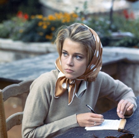 Jane Fonda cherchant l'inspiration en rédigeant des brouillons pour ses cartes de voeux