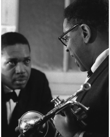 Jean-Pierre Leloir  John Coltrane regarde jouer le trompettiste Dizzy Gillespie dans les coulisses de l'Olympia de Paris avant le concert du saxophoniste le 18 novembre 1961 musique jazz