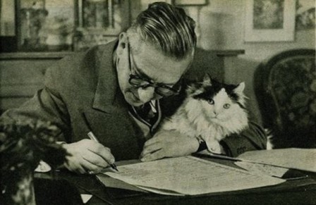 1946, Jean-Paul Sartre terminant la rédaction de son ouvrage &amp;quot;L'existentialisme est un humanisme&quot;, son chat sur ses genoux