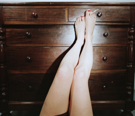 Jo Ann Callis la cigarette entre les doigts de pied toi aussi tu fumes après l'amour