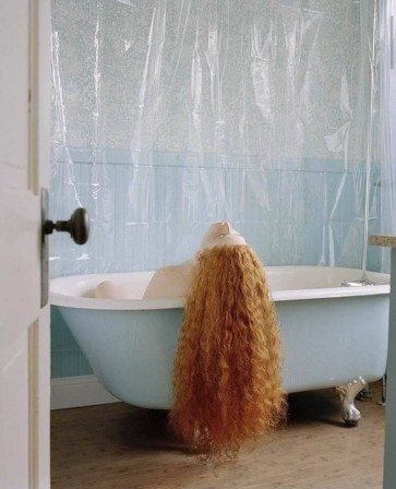 Jocelyn Lee, Vogue Portugal femme rousse portrait de la baignoire en feu