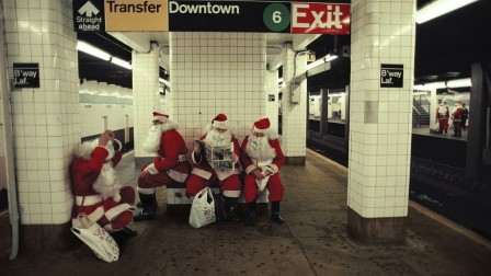 des pères Noël dans le métro