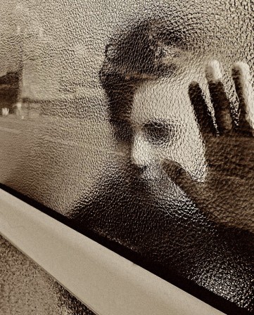 Jone Reed de l'autre côté de la vitre dépolie la vie semblait à portée de main