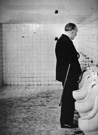 Jorge Luis Borges aux toilettes pour hommes l'urinoir de Marcel Duchamp