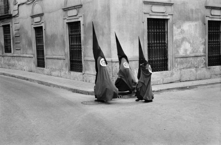 Josef Koudelka Semana Santa Sevilla.1975 chapeau pointu KKK quoi de plus beau que les traditions religieuses