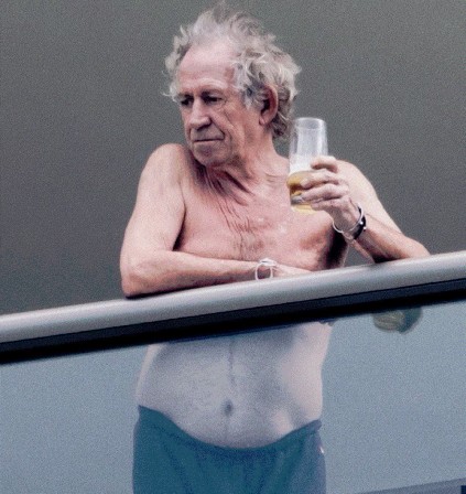 Keith Richards torse nu sur son balcon