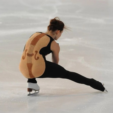 La patineuse artistique roumaine Julia Sauter porte un costume reproduisant un violon ou un violoncelle lors du Trophée Nebelhorn 2014 1 point de pénalité pour effet de nudité