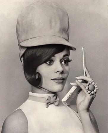 Lady Miss Kier chapeau téléphone bonjour la fin de l'année approche merci de regagner vos places et d'attacher votre ceinture