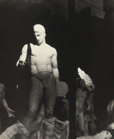 Lee Miller. Sculpture in Window, Paris, circa 1929 l'homme nu par la fenêtre