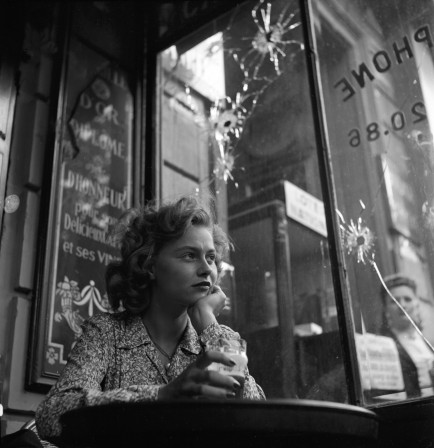 Lee Miller • Bullet-splintered glass in a café, Paris, 1944 ne tirez pas sur la consommatrice