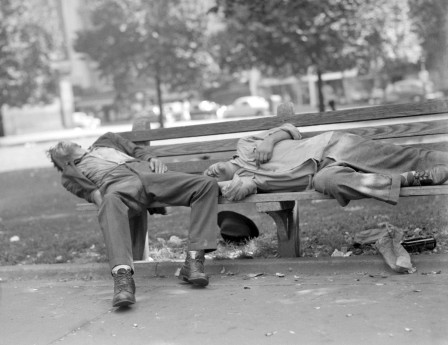 Leslie Jones - Two men passed out on park bench, 1948 alcool sieste dimanche les hommes qui cuvent sur les bancs publics
