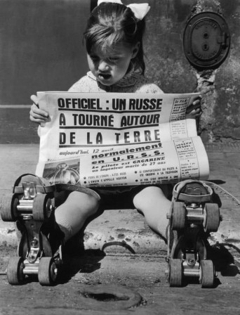 Little Parisian reading the news. 1961 journal patins à roulettes espace tintin objectif lune un russe a tourné autour de la terre