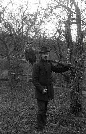 Man and owl, 1920s, Sweden un chasseur sachant chasser