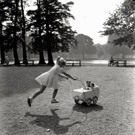 Maria Austria. Girl with doll carriage in the Vondelpark, Amsterdam, 1956 petite fille avec une poussette lévitation que la joie fasse que nous ne touchions plus le sol