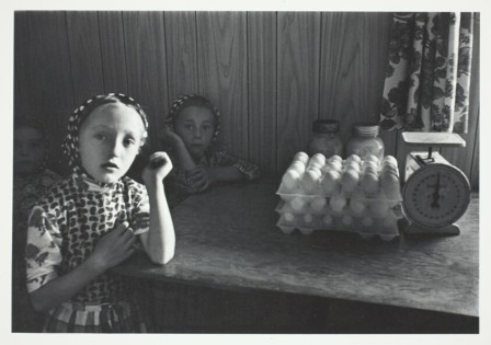 Mary Koga. Girls with Eggs, 1974 le prix des oeufs