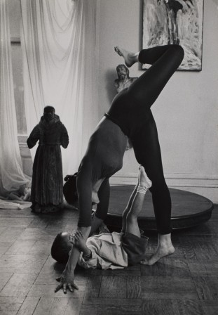 la danseuse Carmen de Lavallade exécutant une figure avec son fils Leo allongé sur le sol