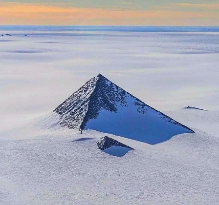 Montagnes Ellsworth, Antarctique du haut de ces pyramides