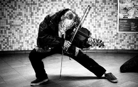 Montreal, Canada, 2023 - by Miron Zownir (1953), German violon musicien de rue musique