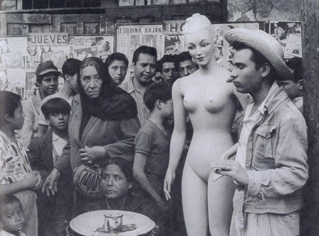 Nacho Lopez Man with Mannequin in Crowd, Mexico City 1953 je le sais sa façon d'être à moi vous déplaît