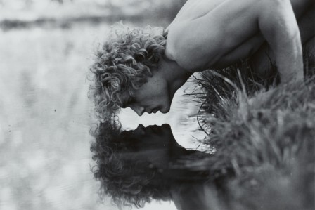 Narcissus, Photo by Duane Michals, 1985 Narcisse la fascination des écrans liquides