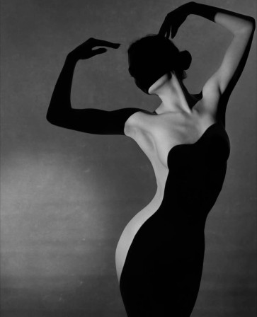 le corps d'une femme nue partagé entre l'ombre et la lumière