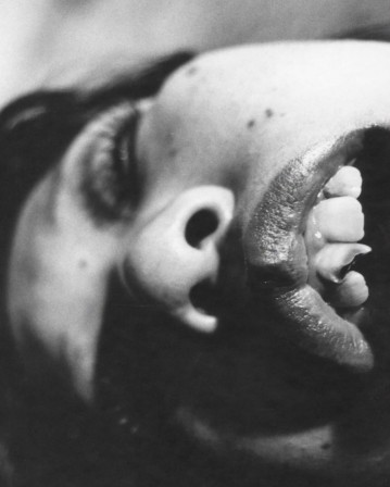 Nobuyoshi Araki la dent cassée