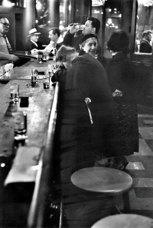 O’Rourke’s Bar, Brooklyn, c.1960 une femme âgée dans un café le front appuyé sur le bar la prière du matin