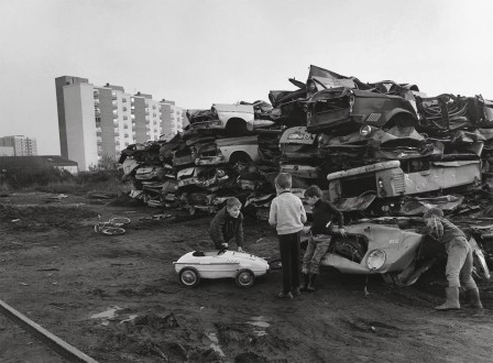 Offenbach, Photo by Barbara Klemm, 1968 une voiture à pédale amenée à une casse automobile et puis nous avions décidé de passer aux véhicules électriques