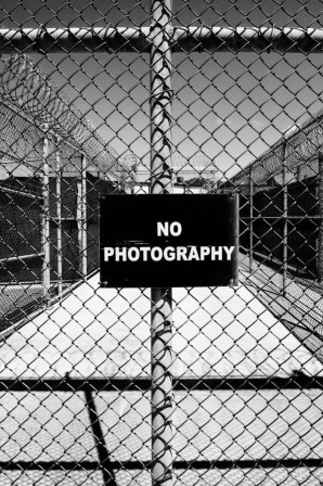 Paolo Pellegrin, No Photography, Gantanamo, 2006 panneau pas de photo